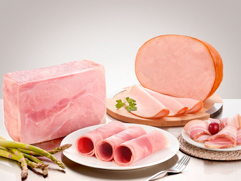 Elaboration of cooked ham and saussages